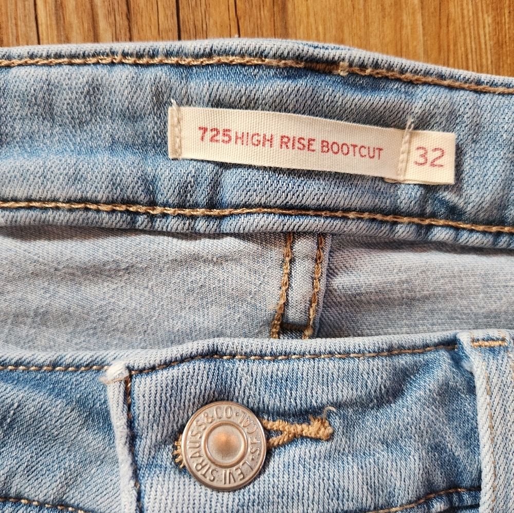 Levi's 725 High Rise Bootcut Jean - Picture 5 of 6